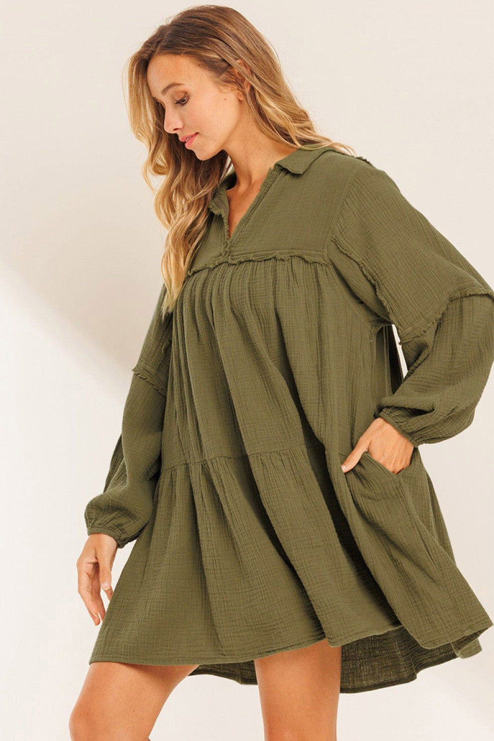 Grünes ausgefranstes kleid mit ausgestelltem puffärmel und schlitzausschnitt