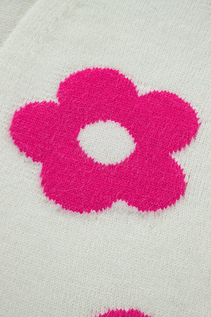 Rosenrote strickjacke mit blumenmuster, vorne offen