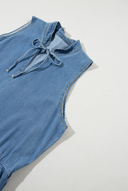 Blaues ärmelloses gestuftes chambray-maxikleid