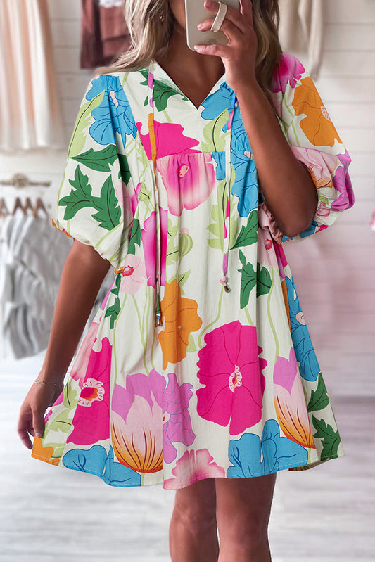 Weißes babydoll-kleid mit blumendruck und geteiltem ausschnitt