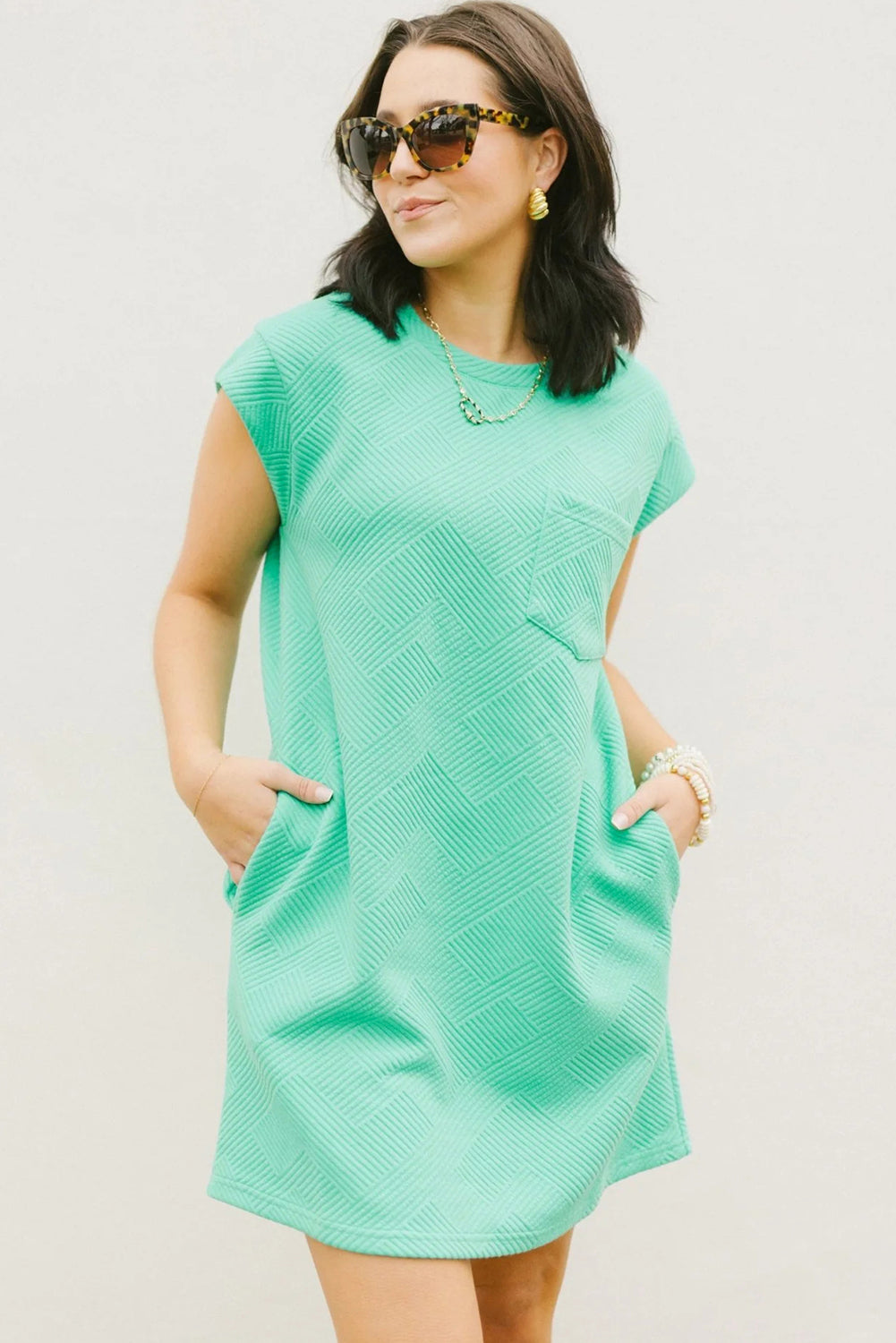 Mintgrünes strukturiertes t-shirt-kleid mit langen ärmeln