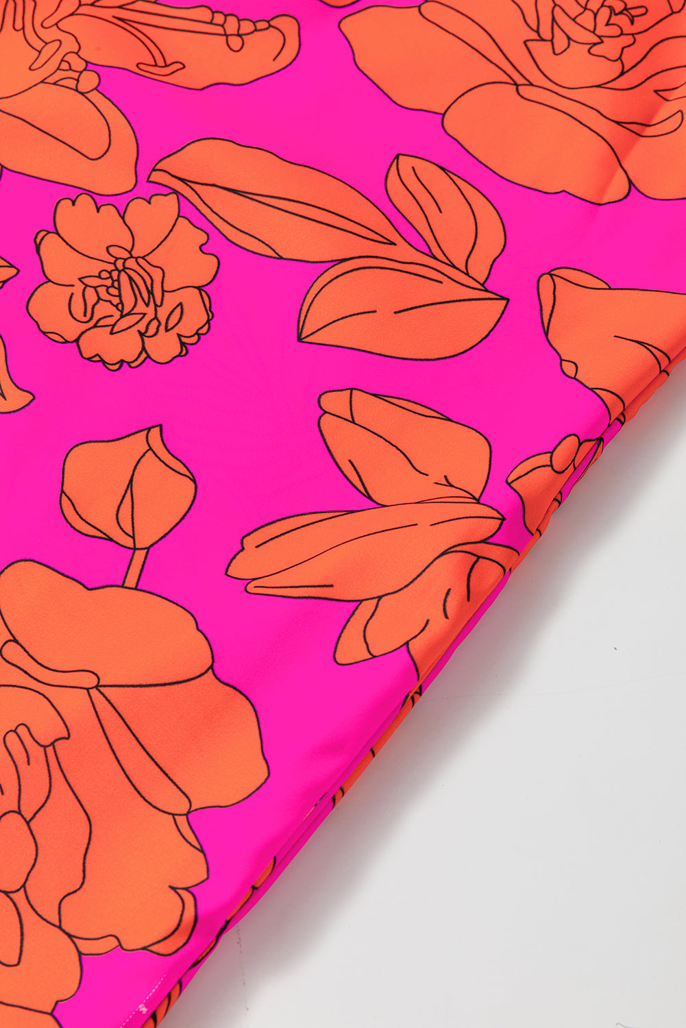 Rosa voluminöses kleid mit gerafften ärmeln und blumenmuster