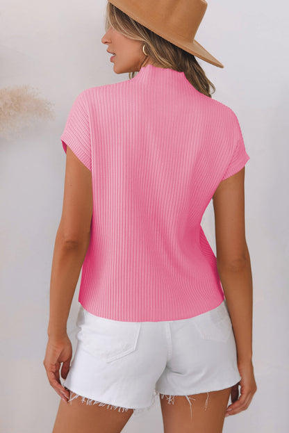 Rosafarbener kurzarmpullover mit aufgesetzten taschen aus rippenstrick