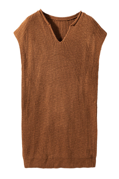 Kamelfarbenes pulloverkleid mit kurzen ärmeln und v-ausschnitt