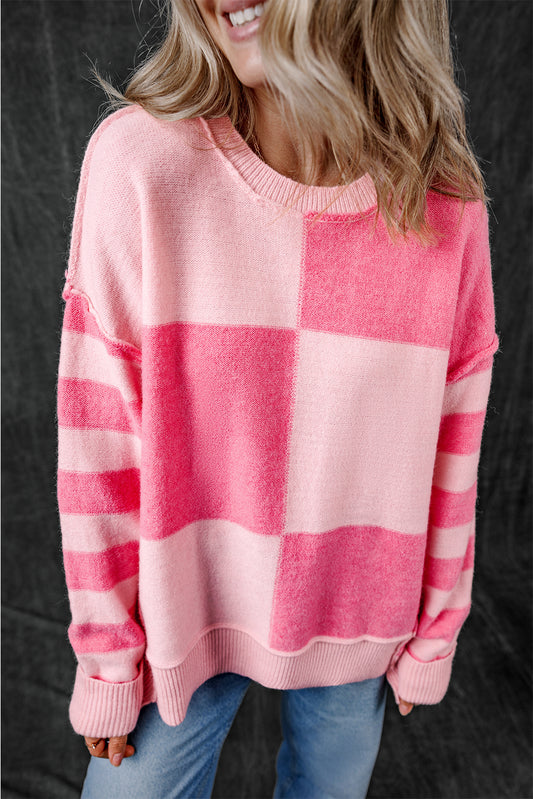 Rosa karierter, gestreifter, hochgeschlossener pullover mit farbblockmuster