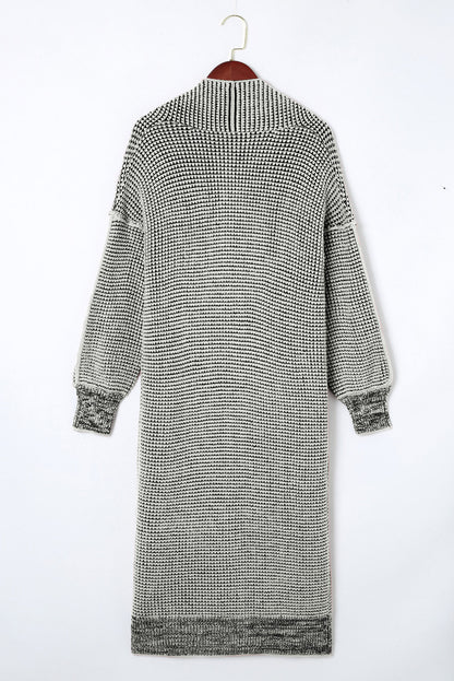 Grauer strukturierter strick-cardigan mit taschen