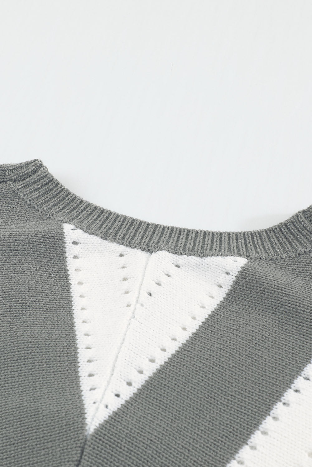 Grauer gestreifter colorblock v-ausschnitt strickpullover