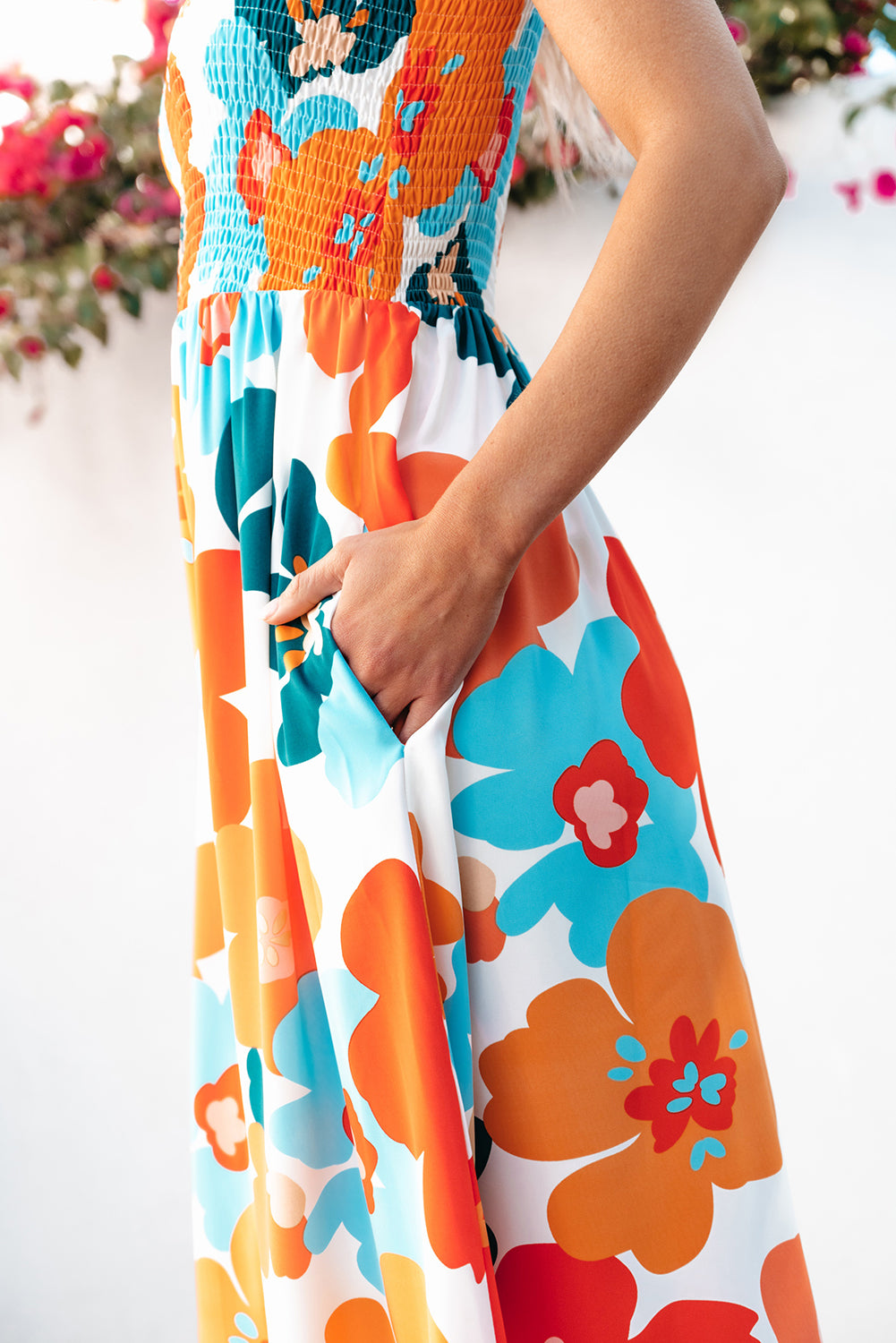 Orangefarbenes maxikleid mit selbstgebundenen trägern und gesmokter oberweite