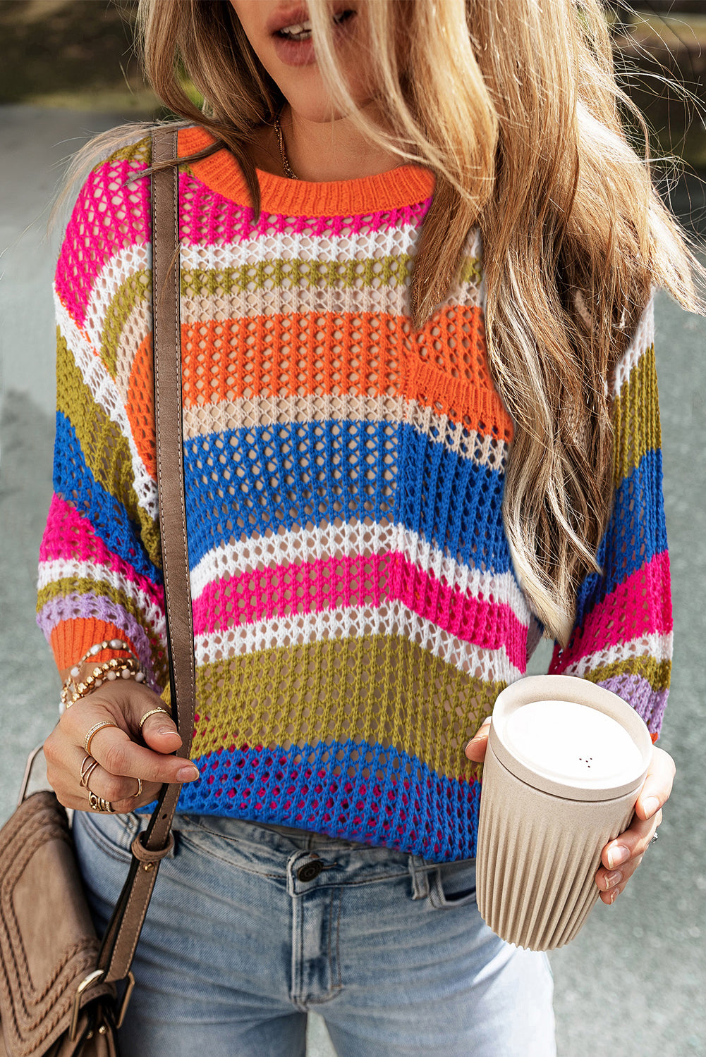 Orange gestreifter colorblock pullover mit 3/4-ärmeln aus gehäkeltem material
