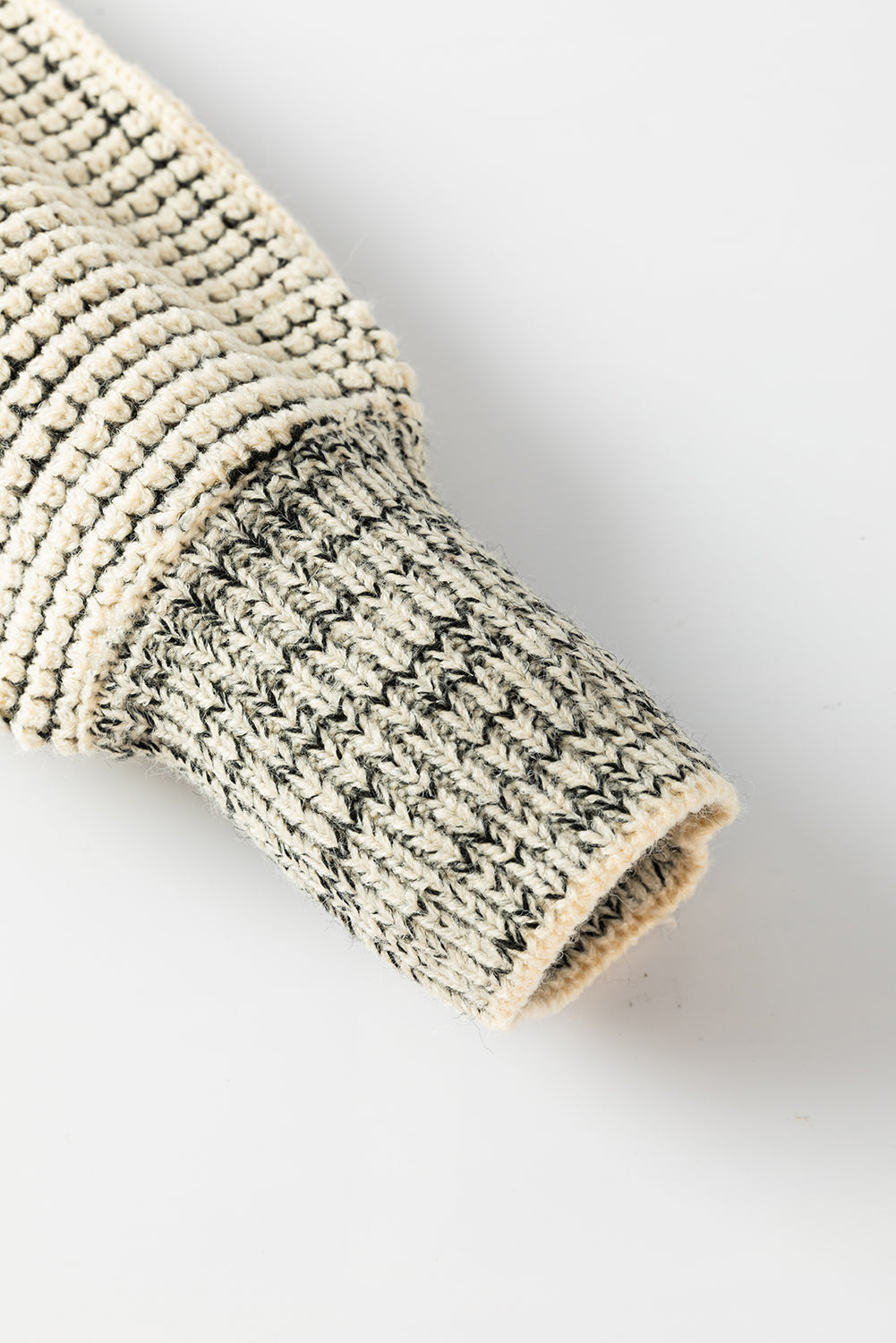 Aprikosenfarbene karierte strickjacke mit kontrastbesatz und offener vorderseite