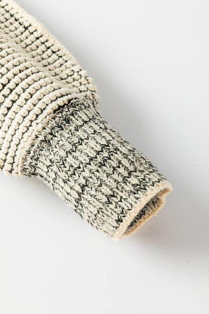 Aprikosenfarbene karierte strickjacke mit kontrastbesatz und offener vorderseite