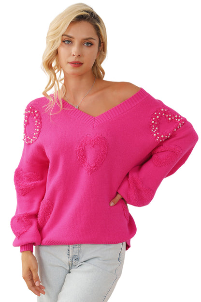 Rosenroter, perlenverzierter pullover mit v-ausschnitt und flauschigen herzen