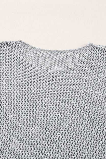 Hellgrauer pullover mit großer blume, hohl gestrickt und schulterfrei