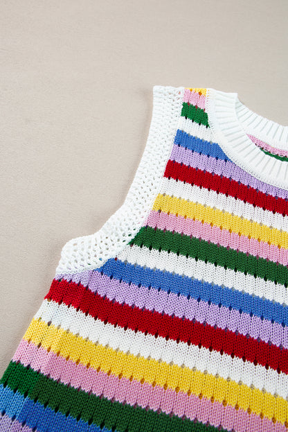 Mehrfarbig gestreifte strickweste mit ösen für schlanken pullover