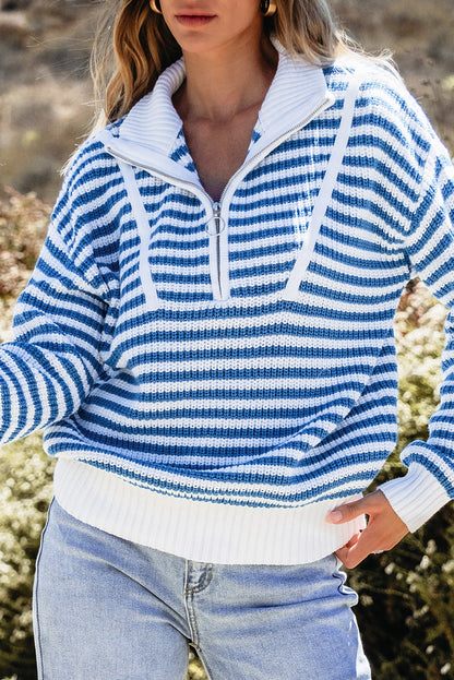 Himmelblauer streifen-pullover mit reißverschluss und schultertasche