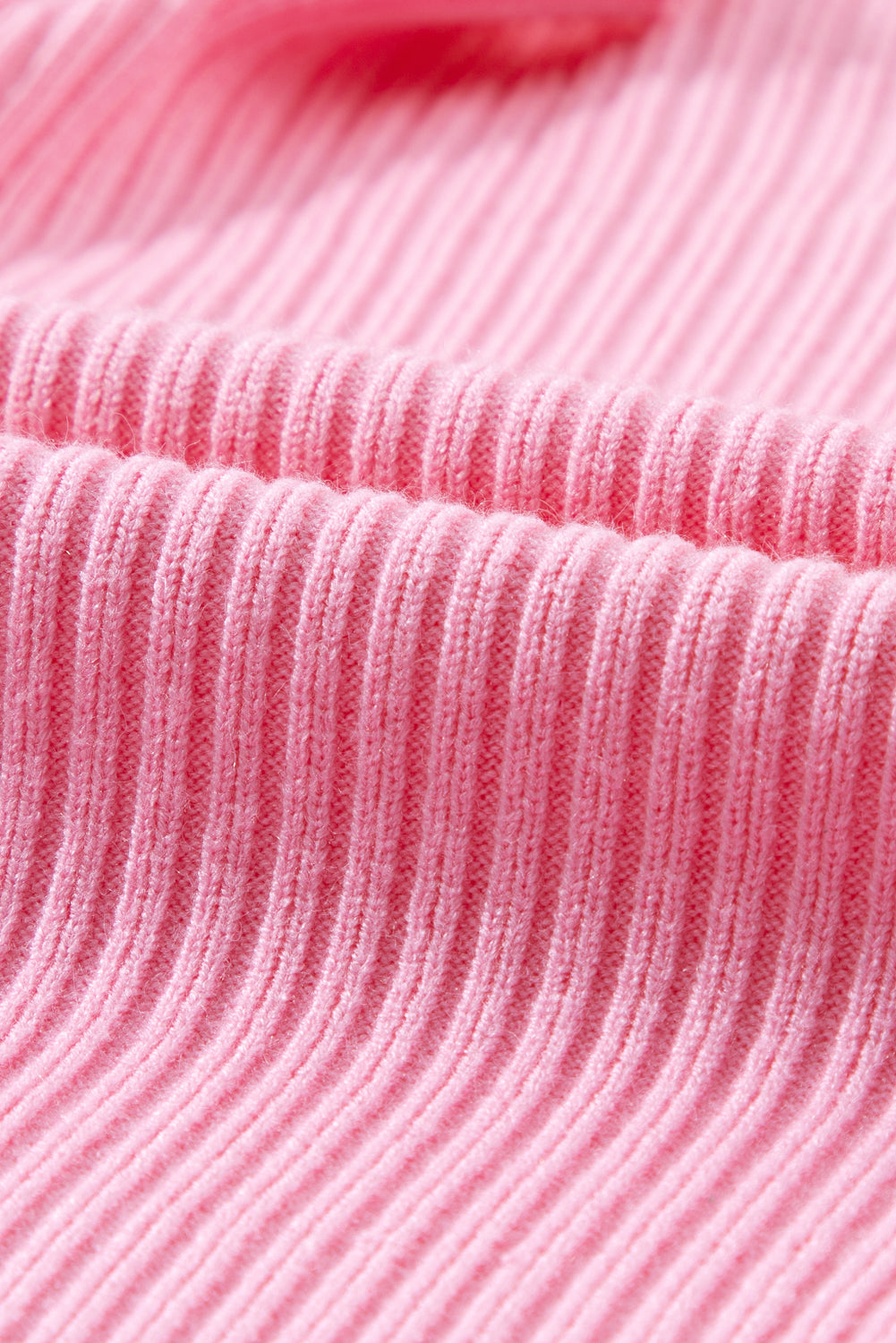 Rosafarbener kurzarmpullover mit aufgesetzten taschen aus rippenstrick