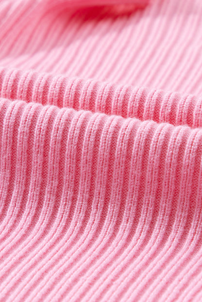 Rosafarbener kurzarmpullover mit aufgesetzten taschen aus rippenstrick