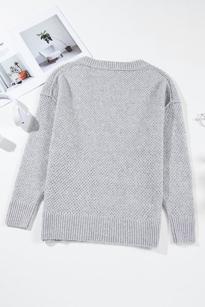 Hellgrauer lockerer pullover mit v-ausschnitt und tropfenschulter