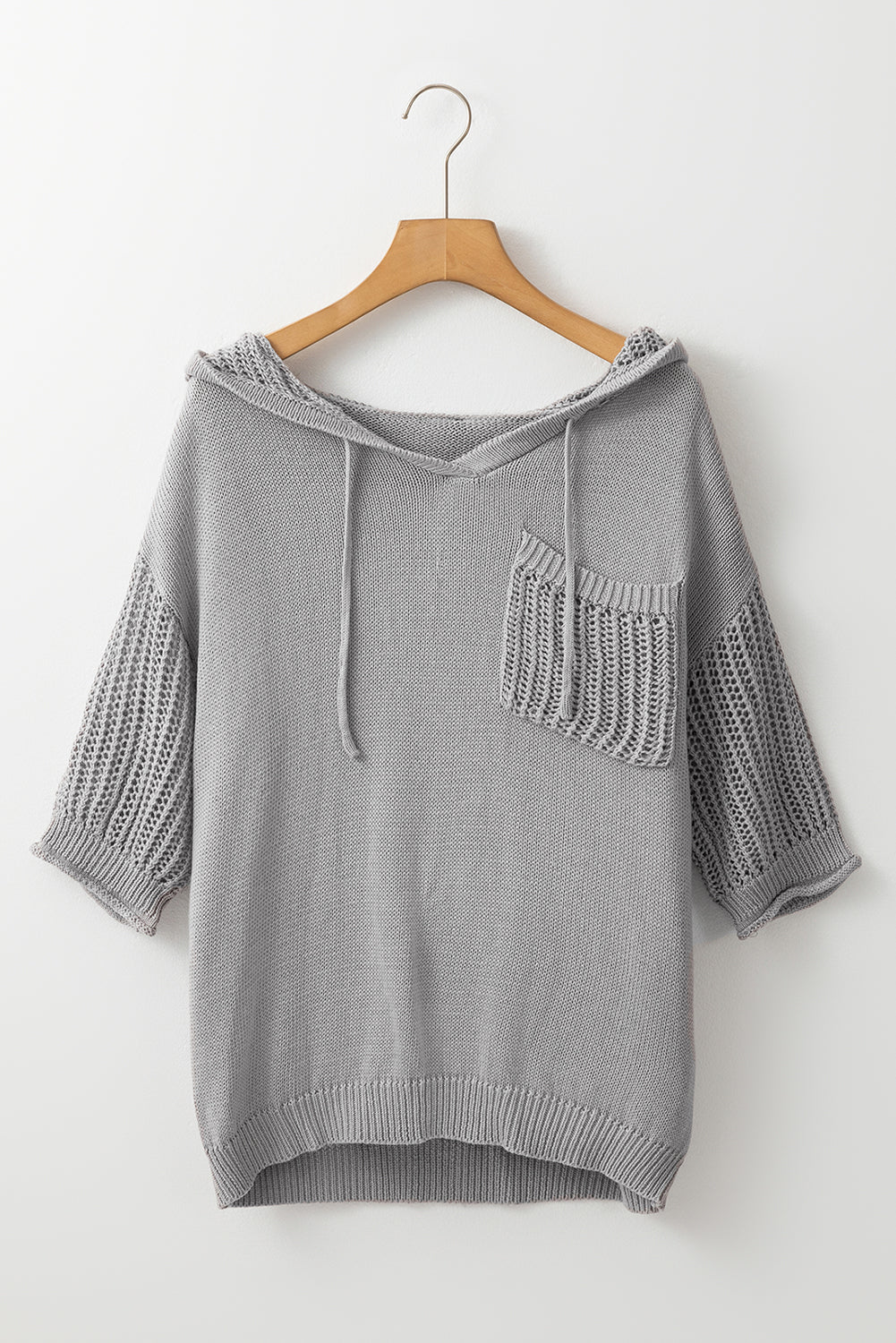 Hellgraues durchbrochenes kapuzenpullover-top mit kurzen ärmeln und kordelzug