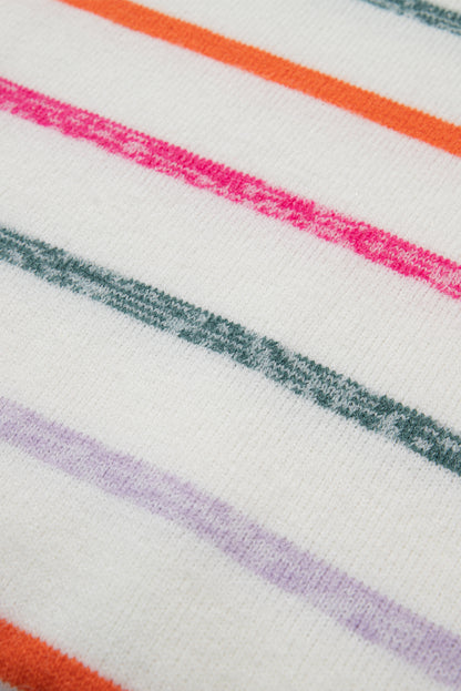 Weißer bunt gestreifter pullover mit rippstrickmuster