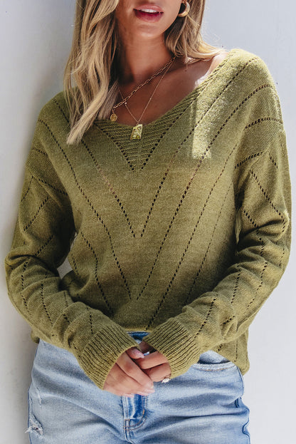Salbeigrüner pullover mit v-ausschnitt und tropfenschulter in ösenform