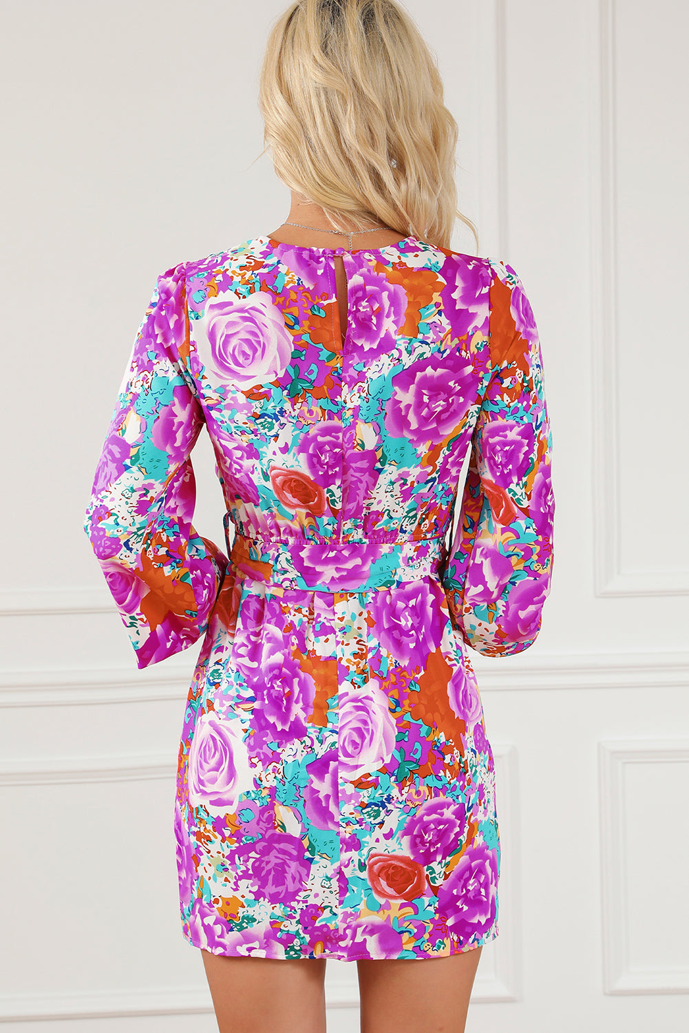 Lila floral keyhole back langärmeliges kleid mit gürtel