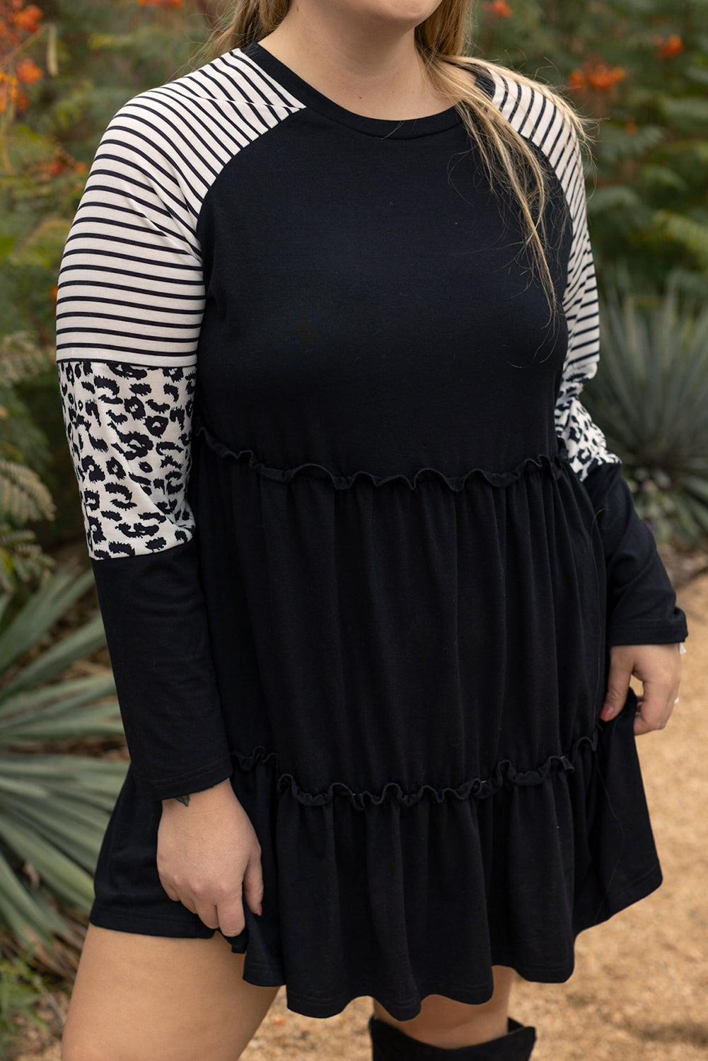 Schwarzes gestreiftes leoparden-patch-ärmel-rüschen-kleid in übergröße
