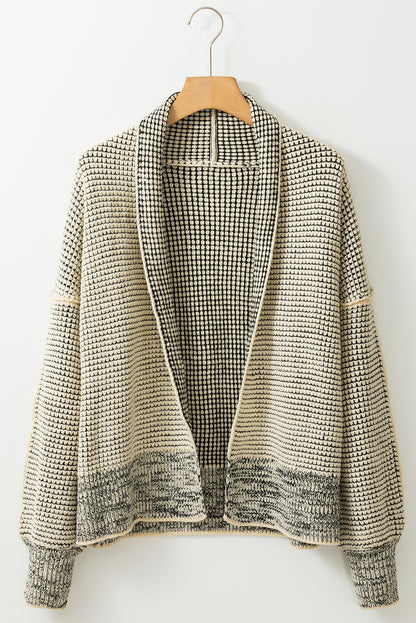 Aprikosenfarbene karierte strickjacke mit kontrastbesatz und offener vorderseite