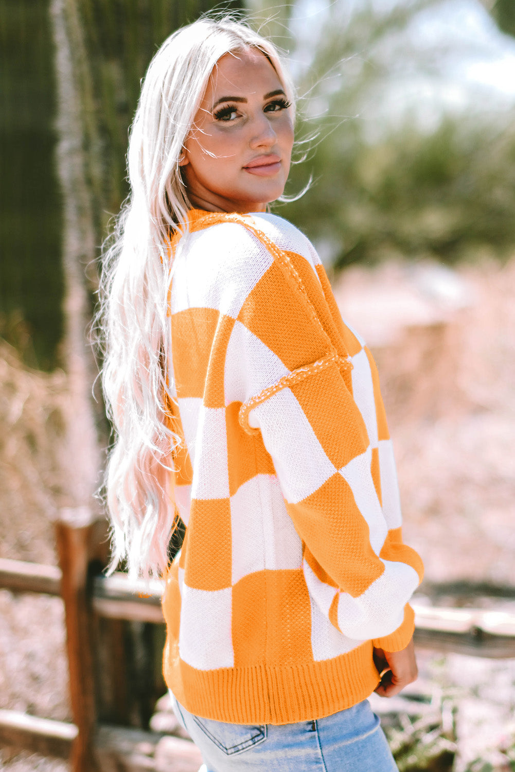 Orange karierter pullover mit läuferärmeln