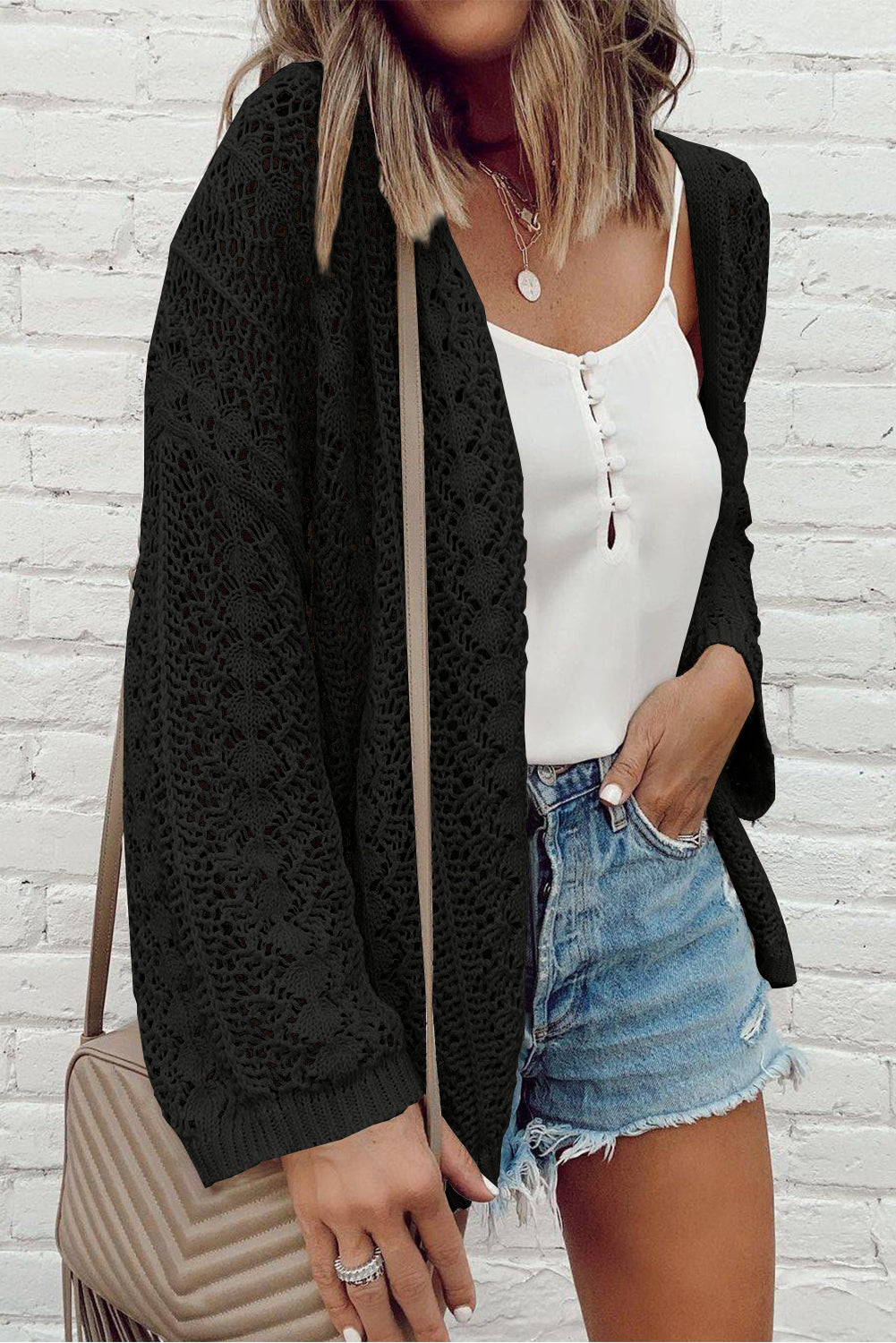 Schwarzer hollow out strickcardigan mit offener schulterpartie