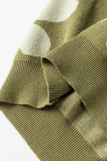 Spinatgrüner pullover mit großer blume und rippstrickmuster