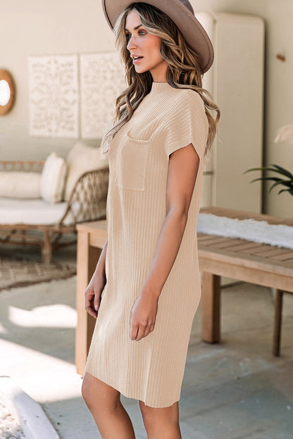 Haferflockenfarbenes kurzarm-pulloverkleid mit aufgesetzten taschen aus rippenstrick