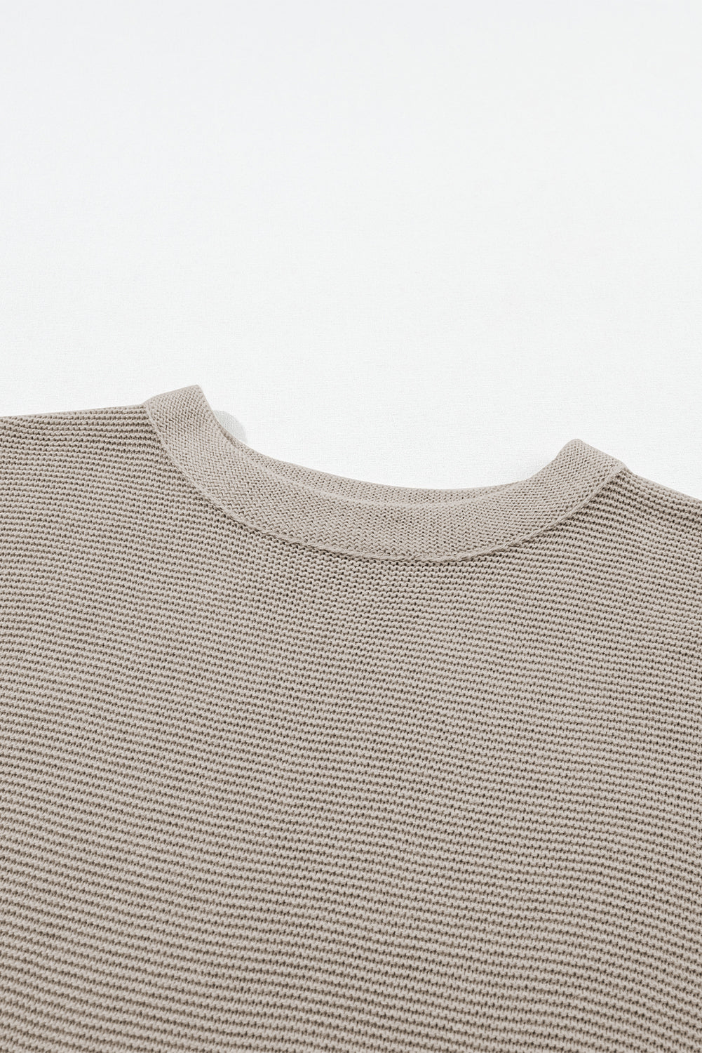 Aprikosenfarbener pullover mit hohem hals und kurzen fledermausärmeln