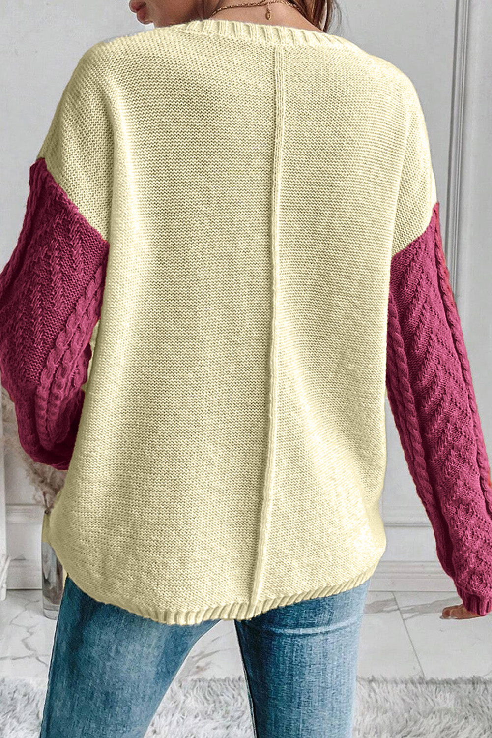Roséfarbener pullover mit aufgesetzter tasche und schultertasche