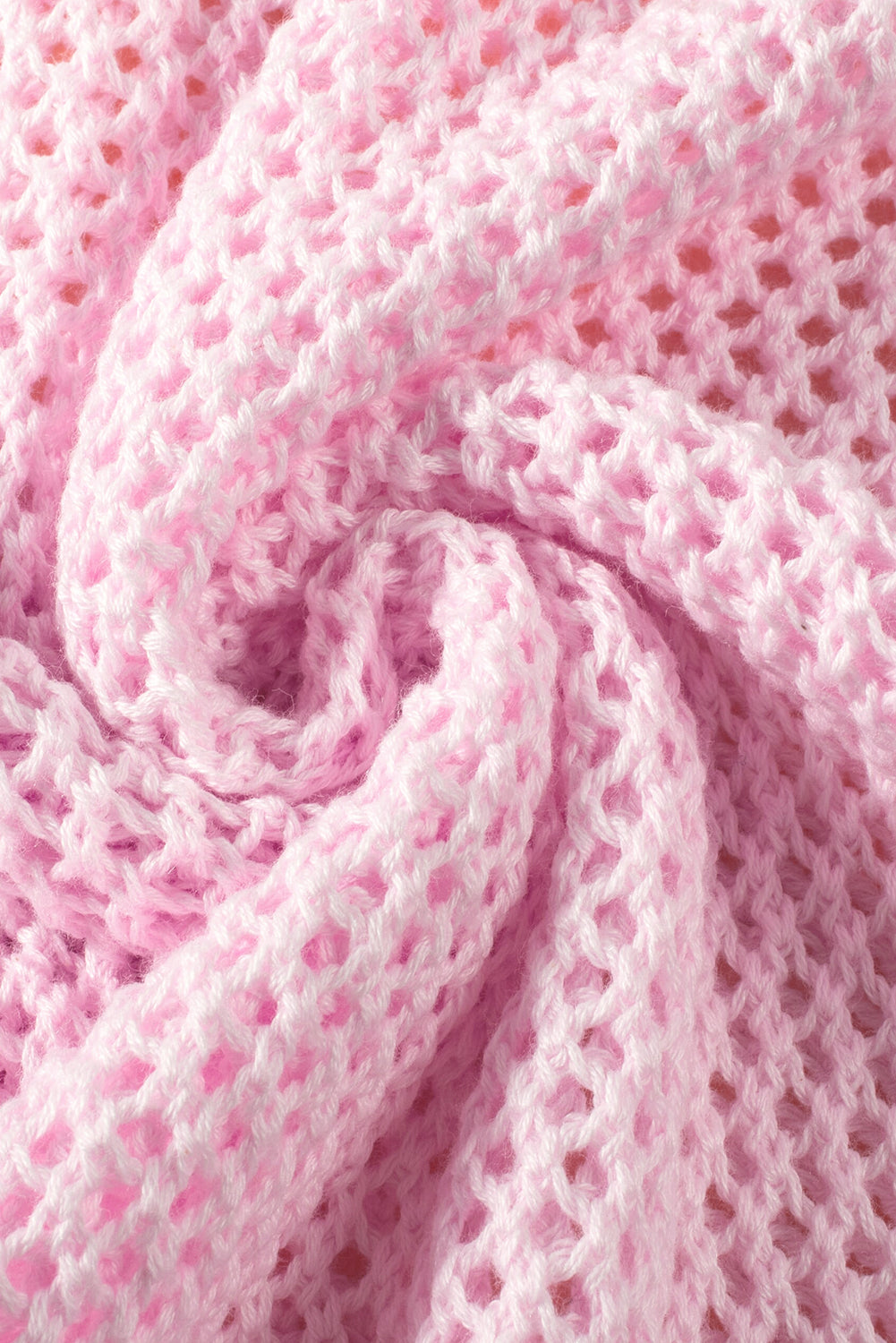 Rosafarbener pullover mit großer blume und hohlen schultern aus strick