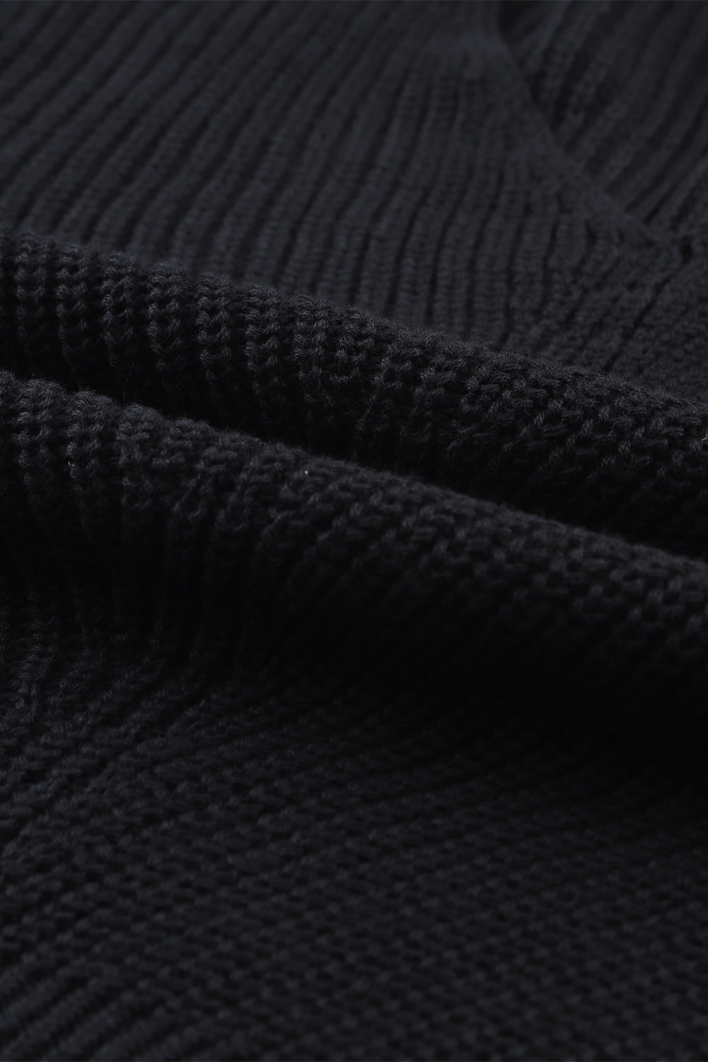 Schwarzer pullover mit v-ausschnitt aus rippenstrick