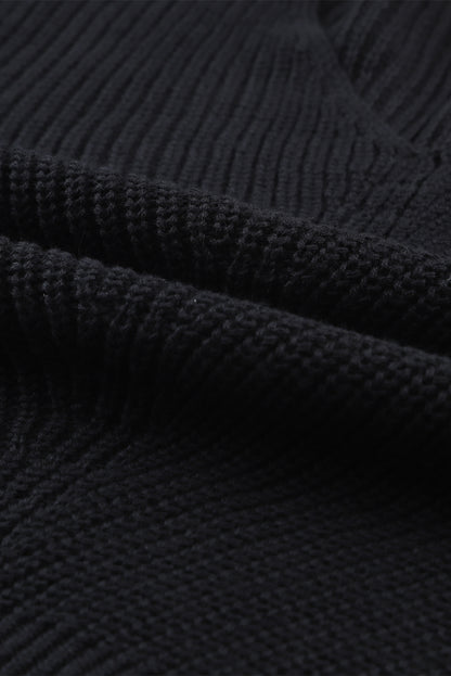 Schwarzer pullover mit v-ausschnitt aus rippenstrick