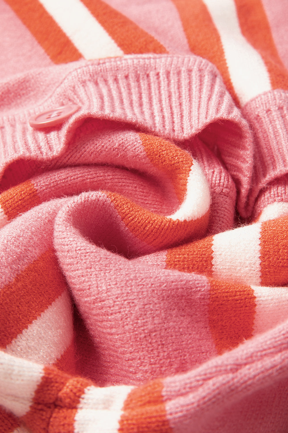 Rosa gestreifter strickpullover mit schulterknöpfen