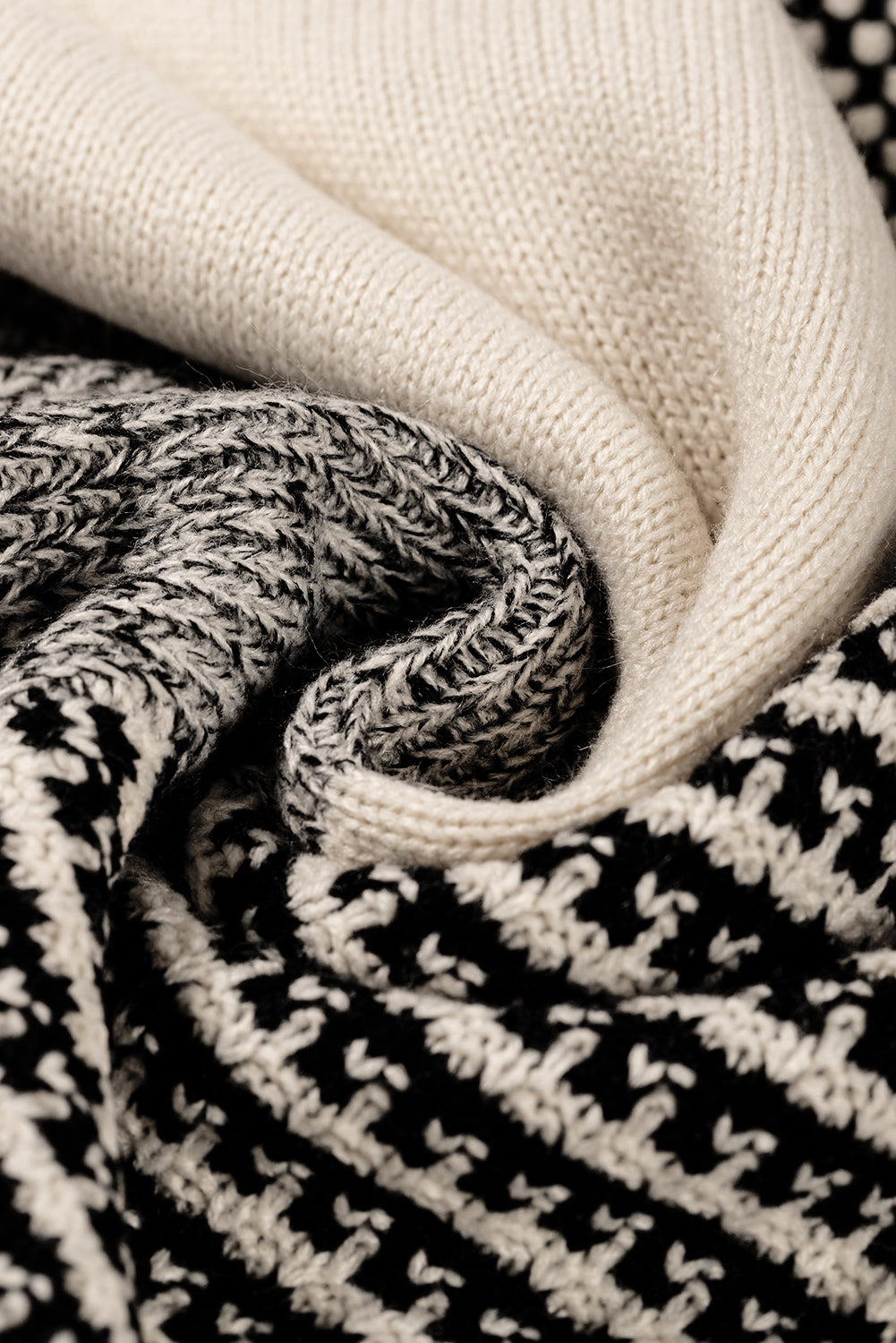 Schwarzer neutraler colorblock pullover zum binden
