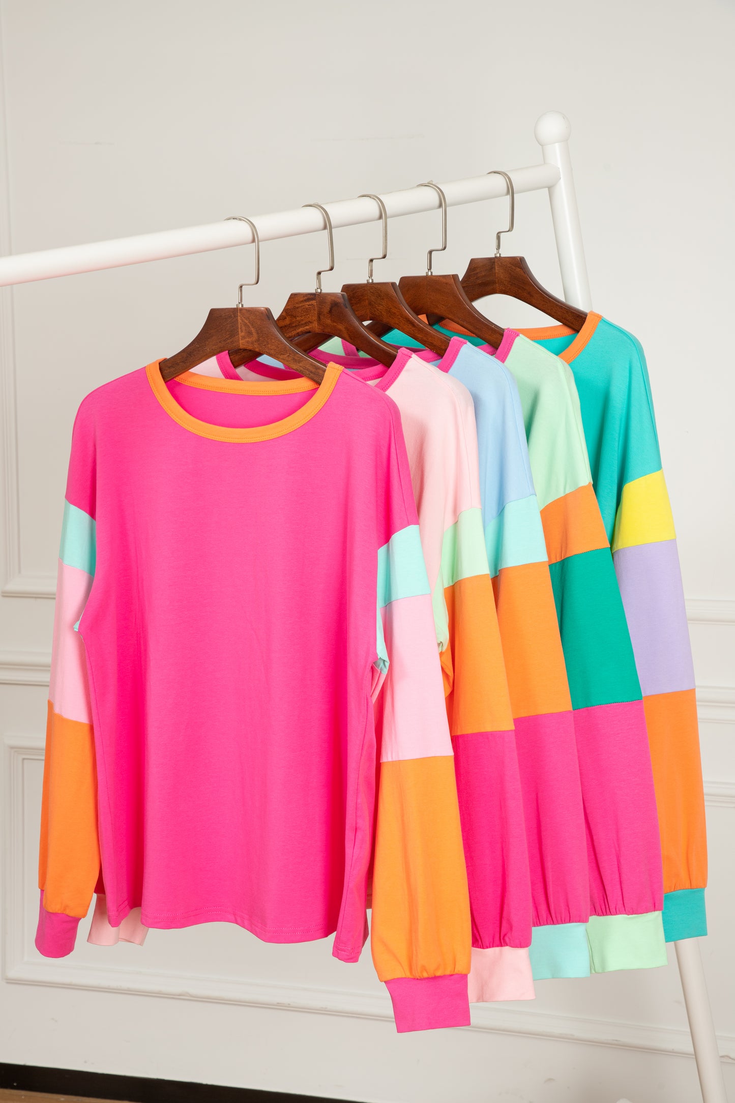 Dunkelblaues colorblock patchwork-langarm-top mit lockeren ärmeln
