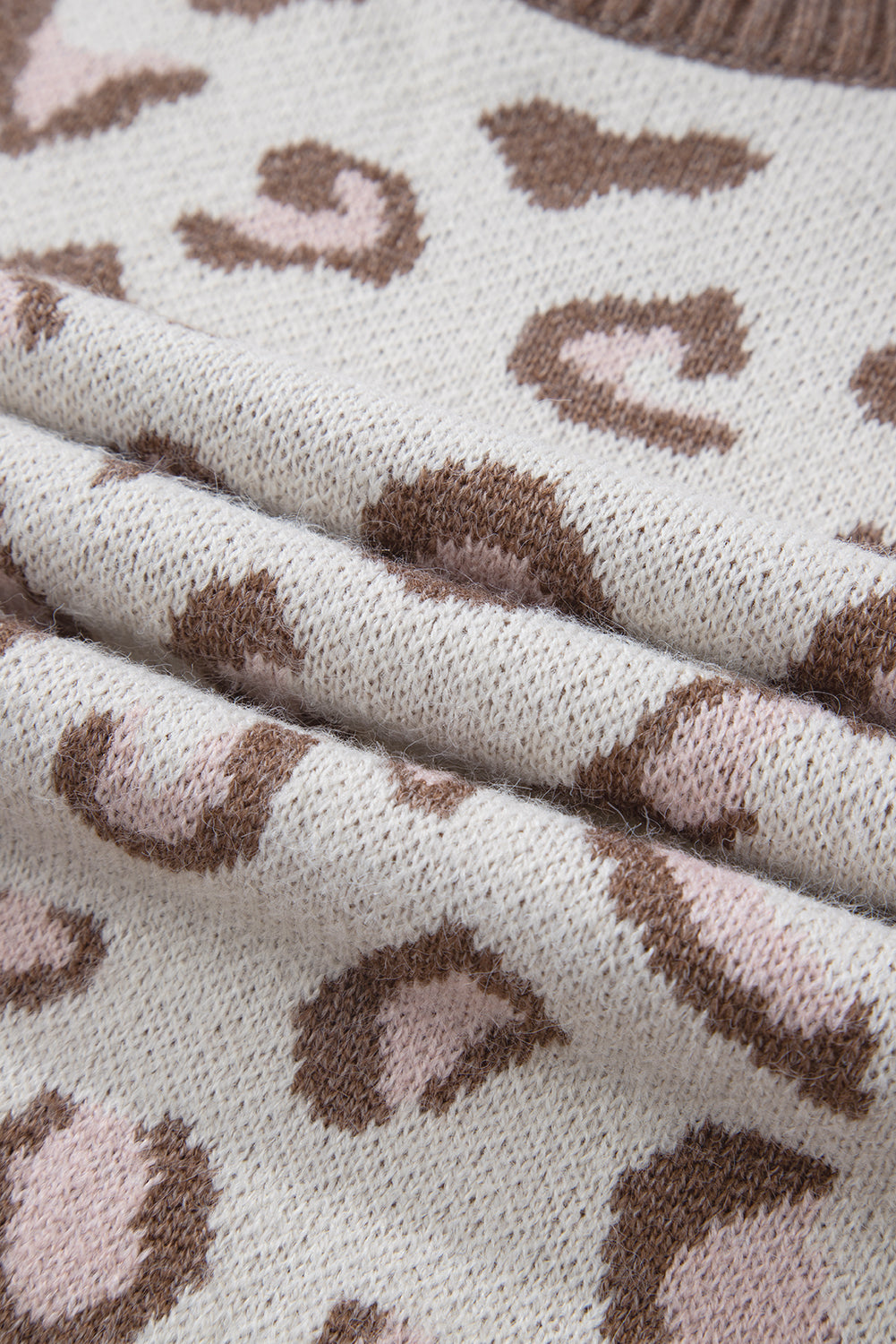 Brauner zweifarbiger pullover mit geripptem saum und leopardenmuster