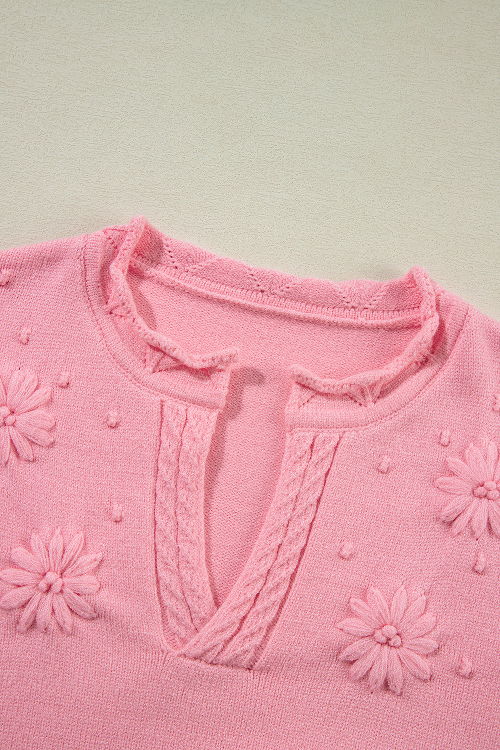 Pfirsichblüte blumendetail gestrickter pullover mit gekerbtem hals