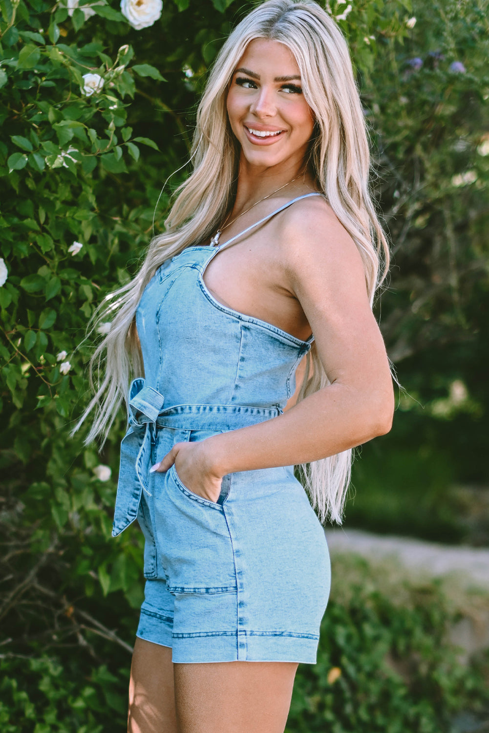 Beau blau spaghettiträger denim-romper mit gürtel