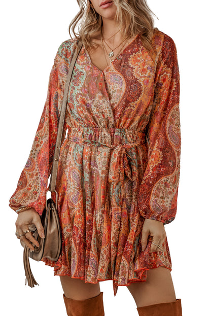 Orangefarbenes boho paisley print langärmeliges minikleid mit gürtel und plissee
