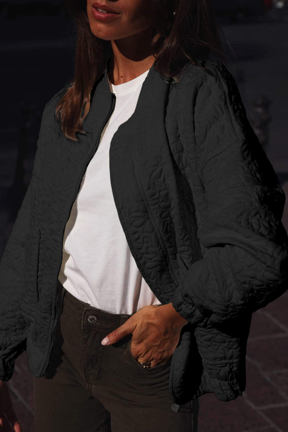Schwarze gesteppte jacke mit blumenmuster