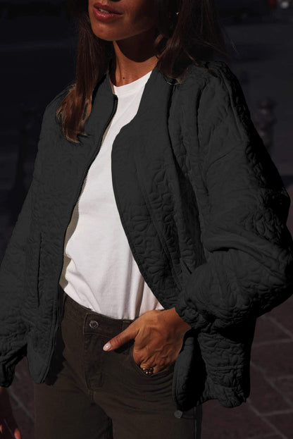 Schwarze gesteppte jacke mit blumenmuster