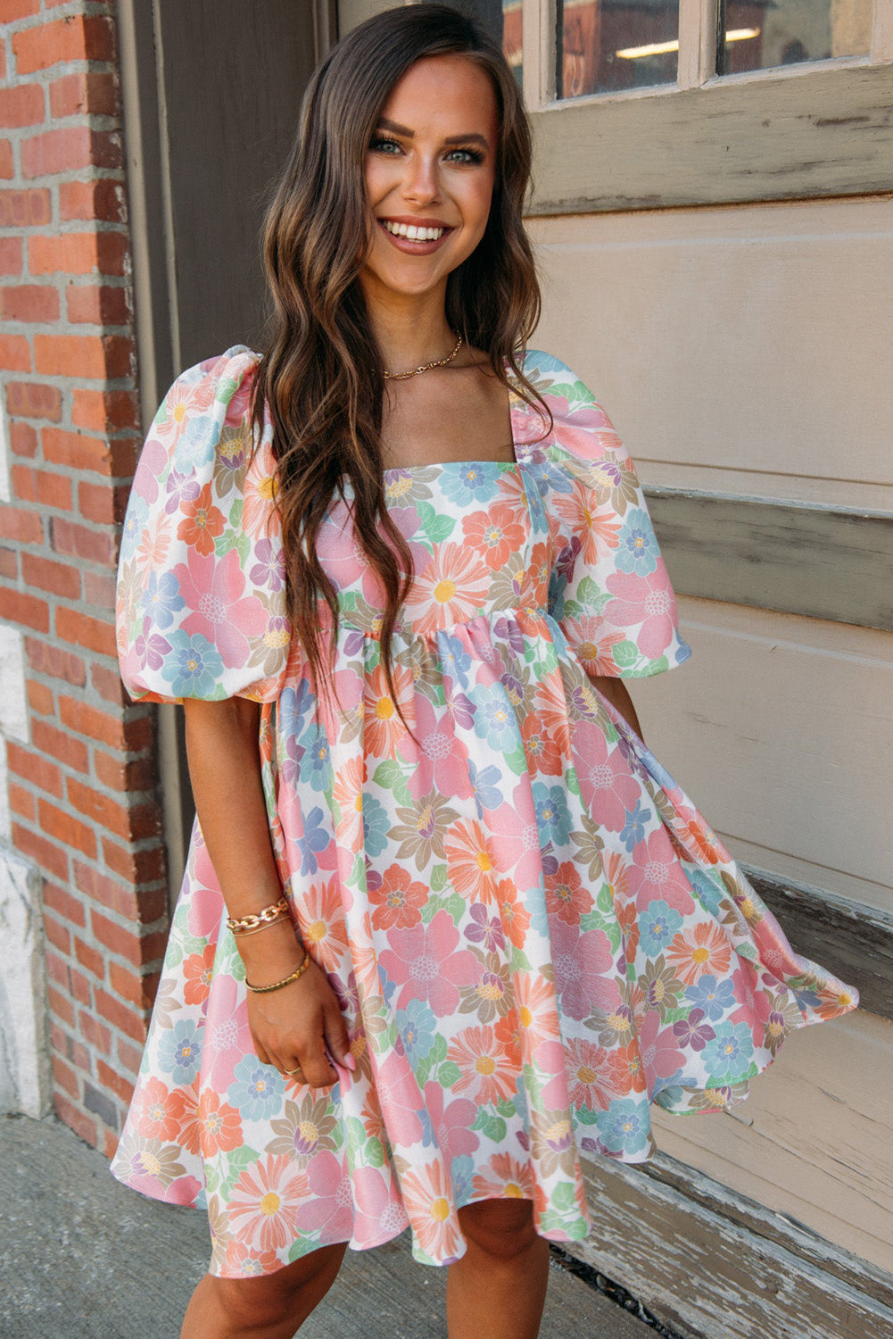 Rosa geblümtes Sommer-Babydoll-Kleid mit quadratischem Ausschnitt und Puffärmeln