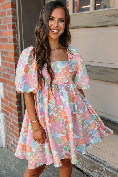 Rosa geblümtes Sommer-Babydoll-Kleid mit quadratischem Ausschnitt und Puffärmeln
