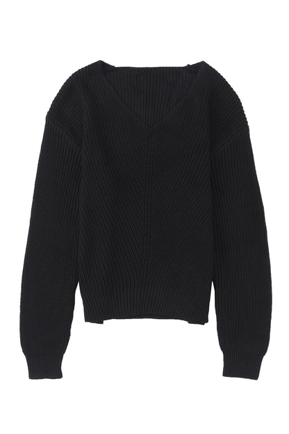 Schwarzer pullover mit v-ausschnitt aus rippenstrick