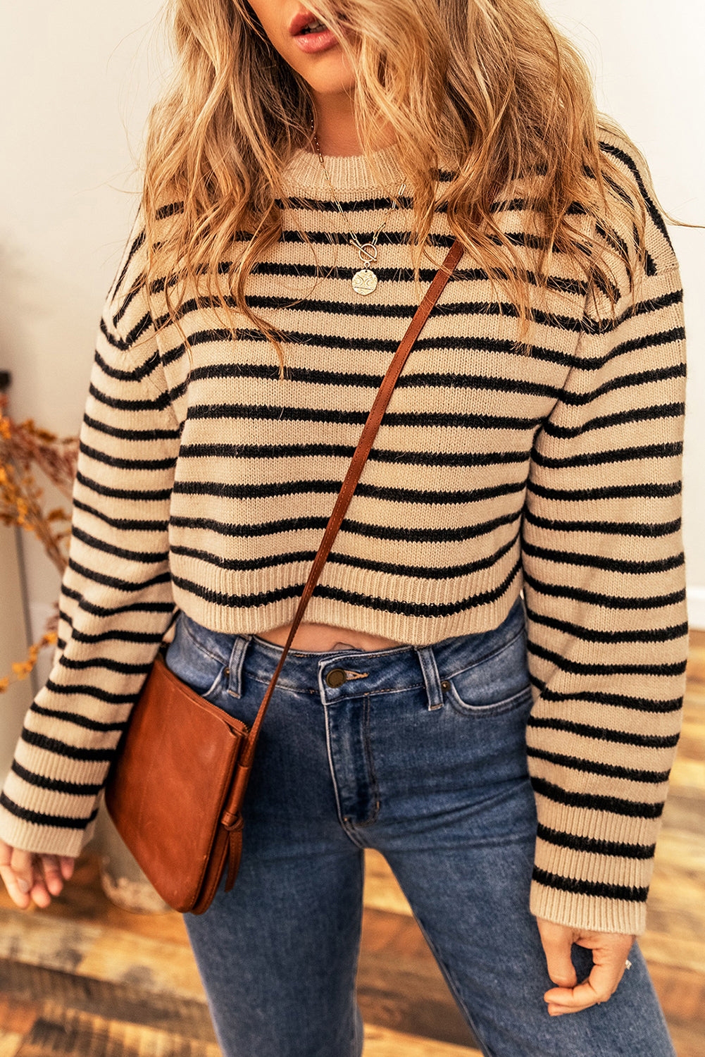 Helles french beige gestreifter pullover mit rundhalsausschnitt und überschnittenen schultern